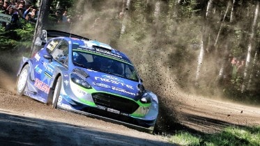 Elfyn Evans fliegt im Ford Fiesta WRC in Finnland auf Pla...