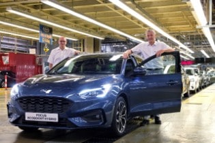 Serienstart in Saarlouis: Ford Focus EcoBoost Hybrid läuf...