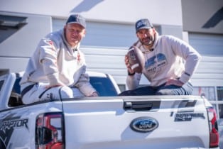 Knossi und Otto Karasch gemeinsam auf dem Ford Ranger Raptor