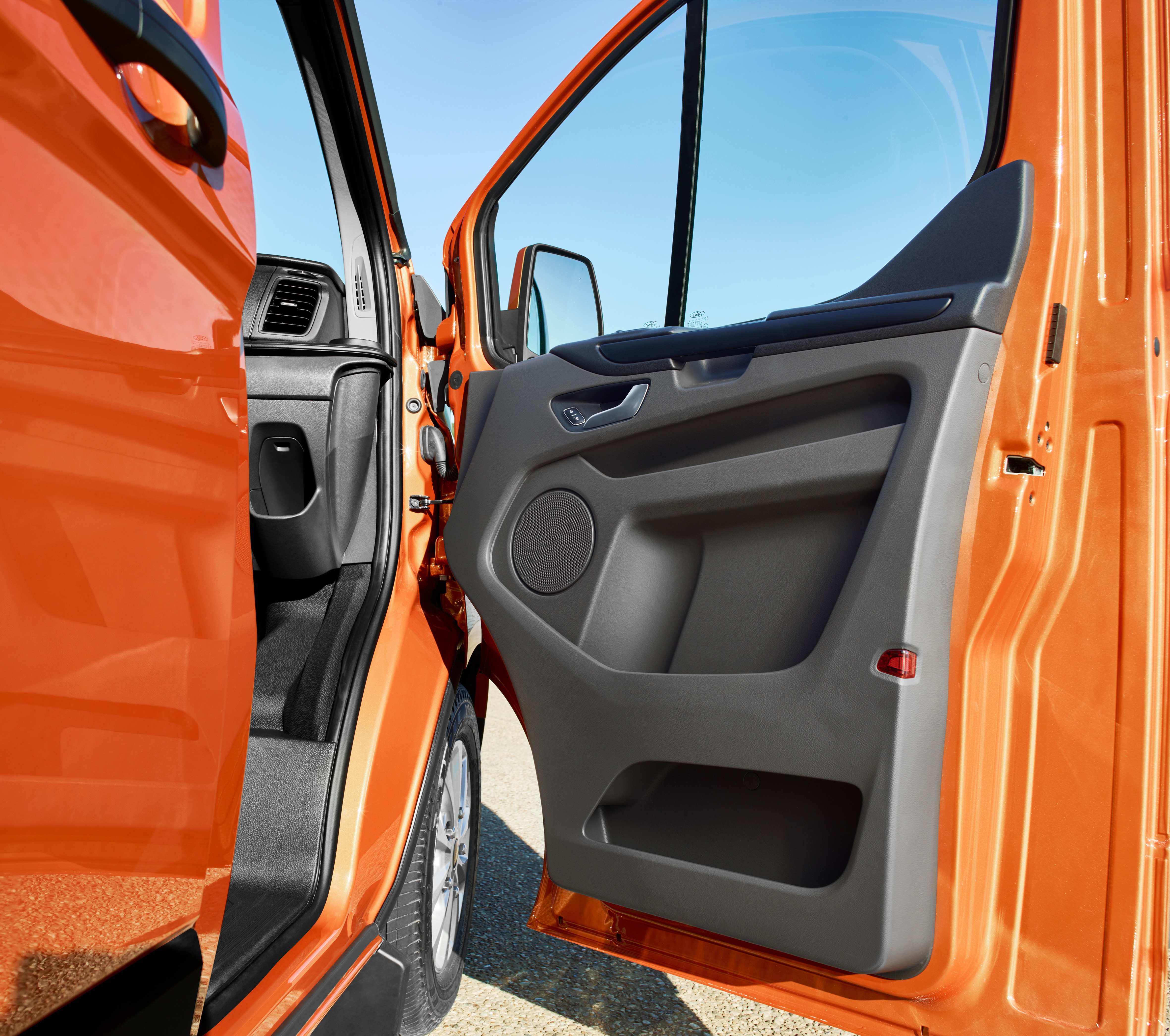 Neuer Ford Transit Custom: frisches Styling, cleverer Innenraum und  optional als sparsame ECOnetic-Variante, Deutschland, Deutsch