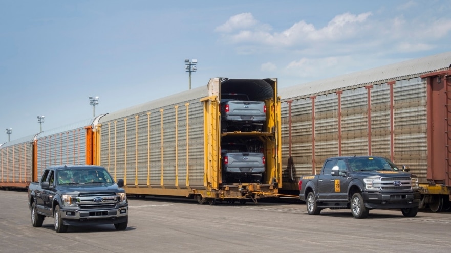 Video: Batterie-elektrischer Ford F-150 zieht 10 Eisenbahn-Triebwagen mit einem Gesamtgewicht von 450 Tonnen