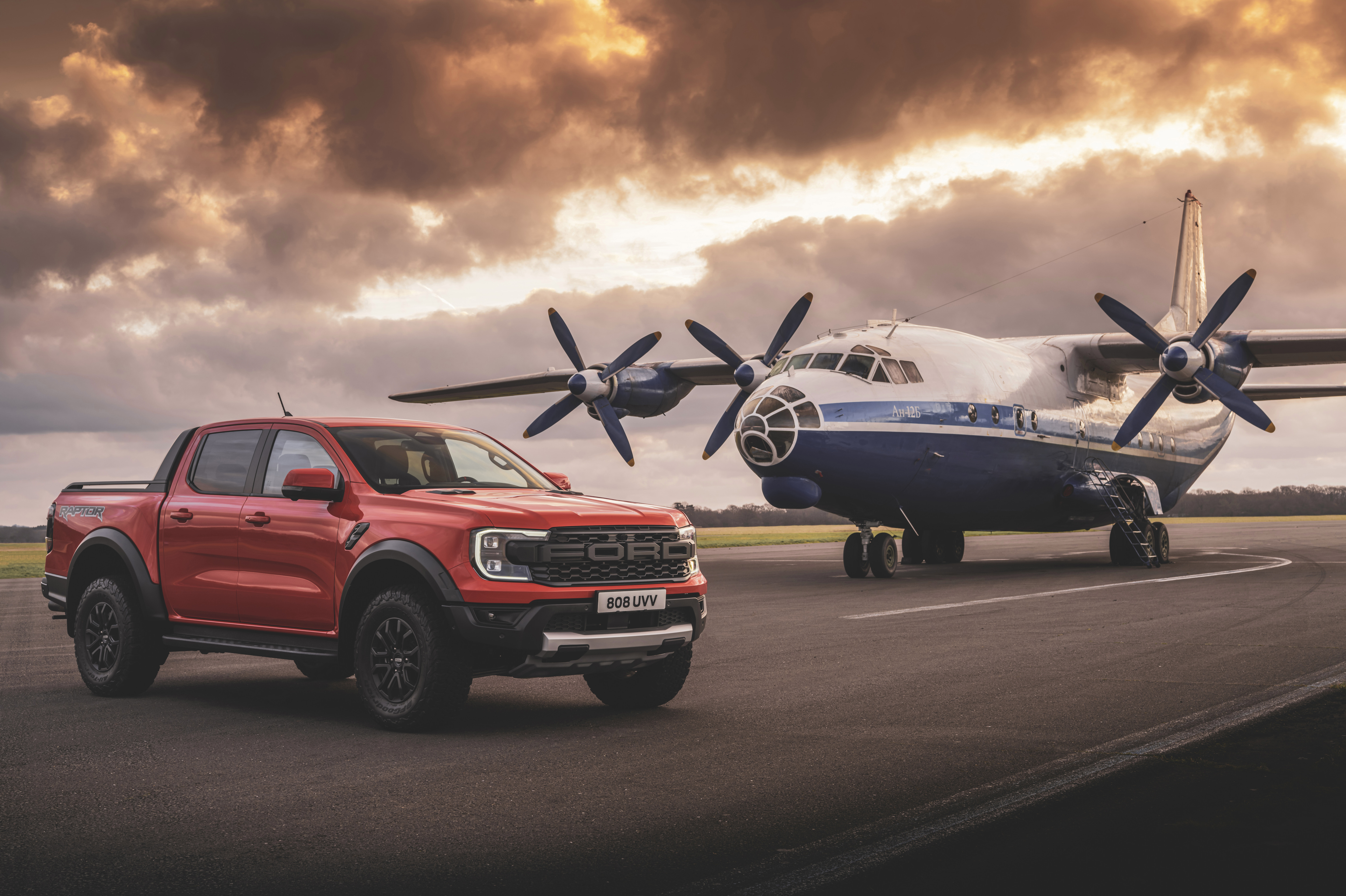 La prochaine génération du Ford Ranger Raptor redéfinit les limites de la  performance extrême en tout-terrain | Switzerland | Français | Ford Media  Center, image size:5000x3329