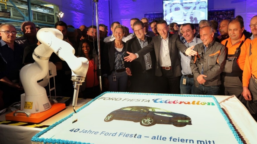 Zur „Fiesta“ eine Jubiläumstorte: Mitarbeiter und Werkleitung feiern 40. Geburtstag des in Köln produzierten Kleinwagens