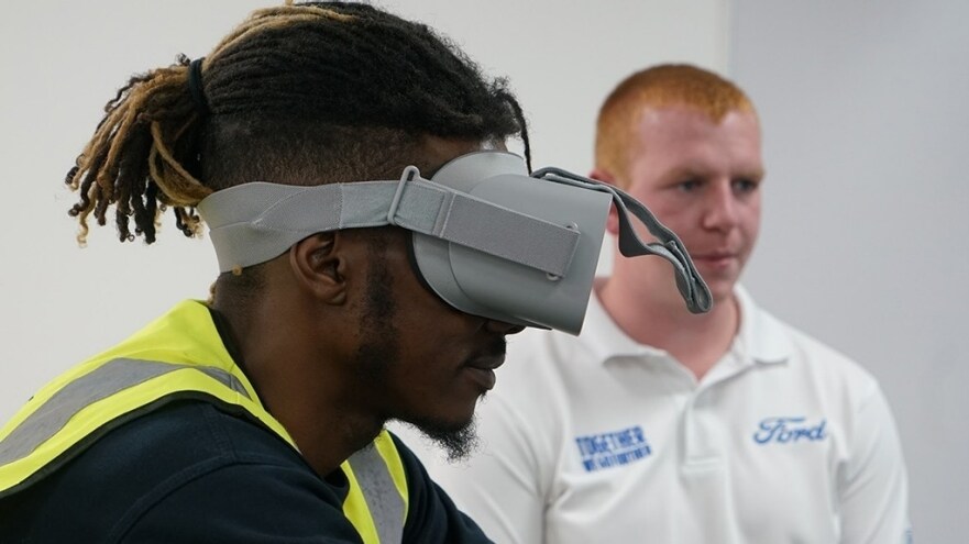 Dank Virtual-Reality-Brille von Ford: Paketboten erleben die Perspektive von Radfahrern und entwickeln mehr Empathie