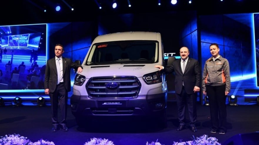 Ford startet Produktion des vollelektrischen E-Transit, Auslieferung an europäische Kunden hat begonnen