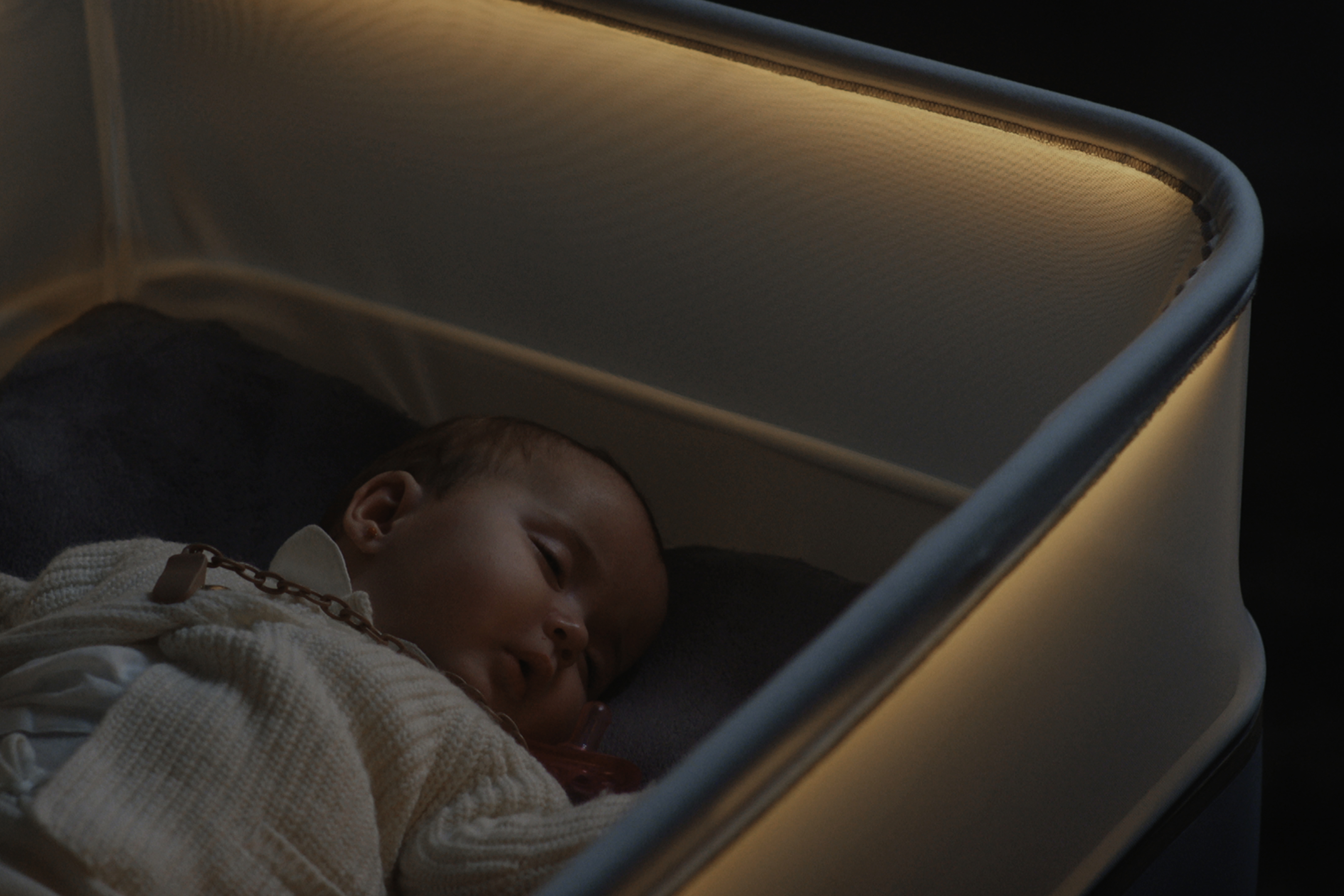 Спать в люльку. Ребенок в люльке. Люлька для новорожденного ребенка. Умная кроватка для малыша. Детки люлька.